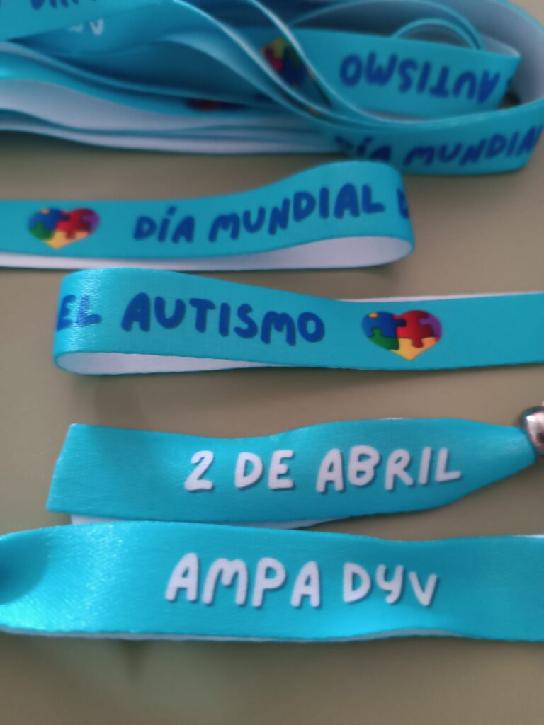 Pulseras del Día Mundial del Autismo. 